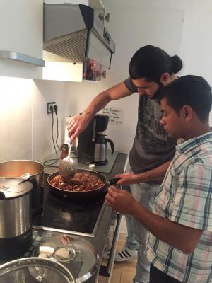 Geflüchtete Jugendliche kochen gemeinsam