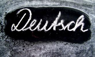 Das Wort "Deutsch" in Kreide auf Schiefertafel