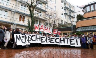 Die Teilnehmer des Asylgipfel Oberbayern senden ein Zeichen an den SPD-Sonderparteitag ©Gemeinsam für Menschenrechte und Demokratie