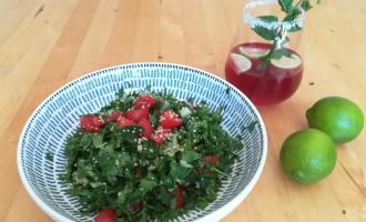 Tabouleh auf weiß-blauem Teller dekoriert
